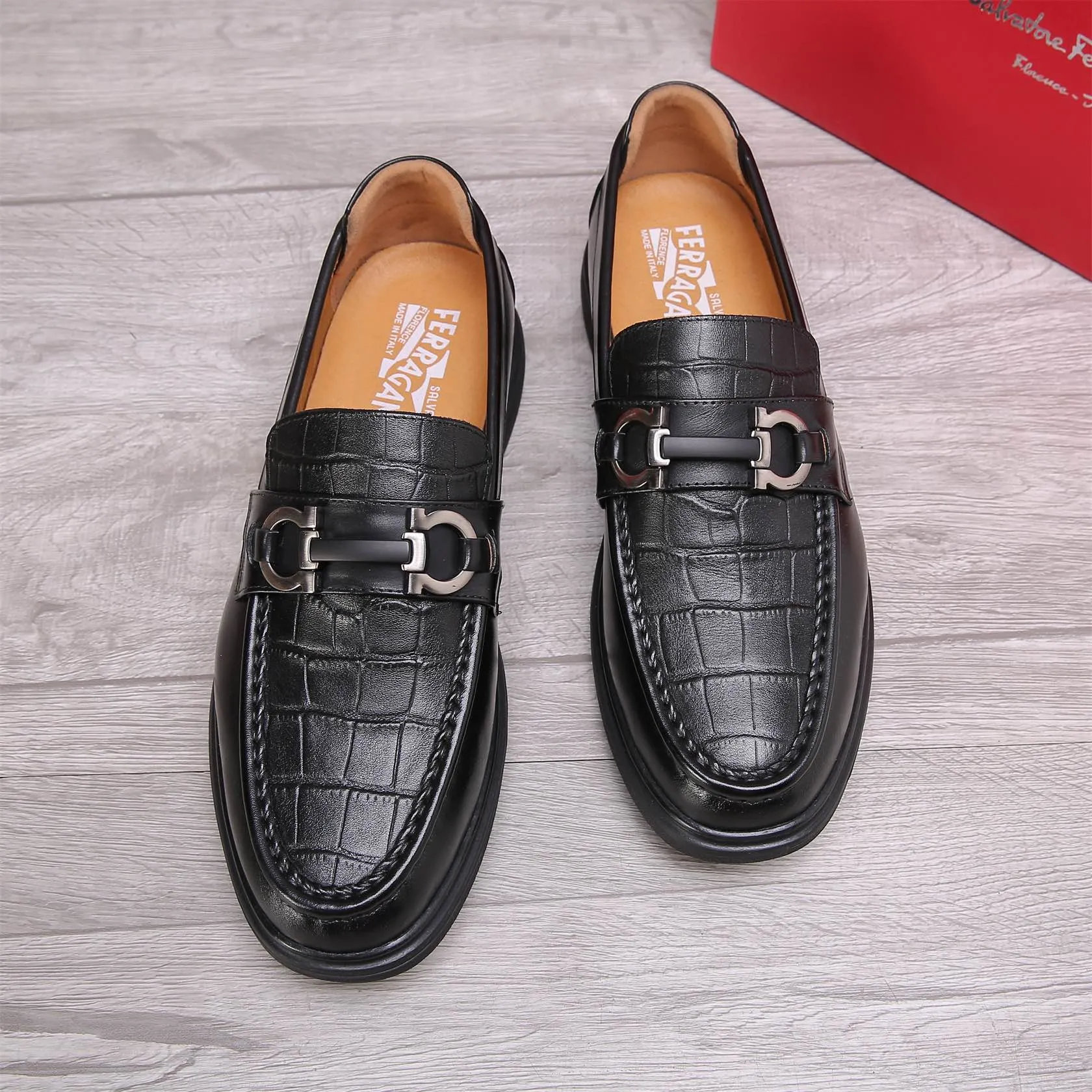 Men's shoes 💰460 🕷🕷🐂【Ferragamo】Ferragamo Popular fashionable casual shoes🇨🇳Official website counter 1:1 production, original mold opening💯Good quality visible, imported high-end first-layer waxed calfskin, water-dyed🐂leather lining🌿very clear texture, high-quality waterproof, non-slip and wear-resistant outsole🎋high quality and low price, truly handmade🍓Black optional! Code number 38-44 (45-46 customized)......